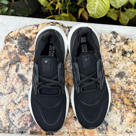 - ADIDASULTRABOOST 22 RUNNING SHOES size 7 women - Picture 2 of 15